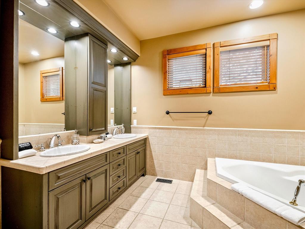 8115 Muirfield Crescent