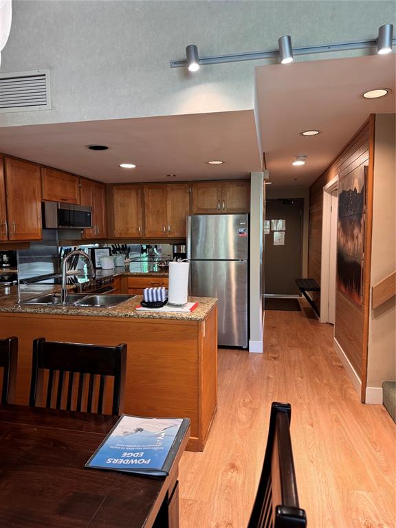 #901 – 4293 Mountain Square