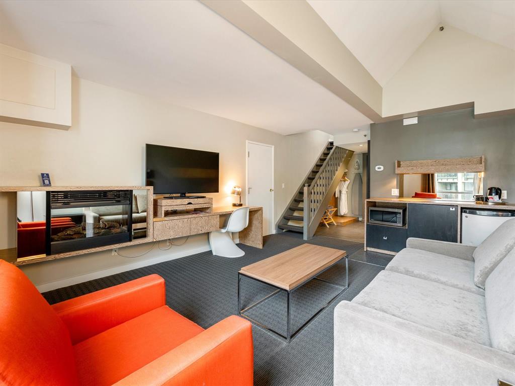 #307 – 4122 Village Green Way