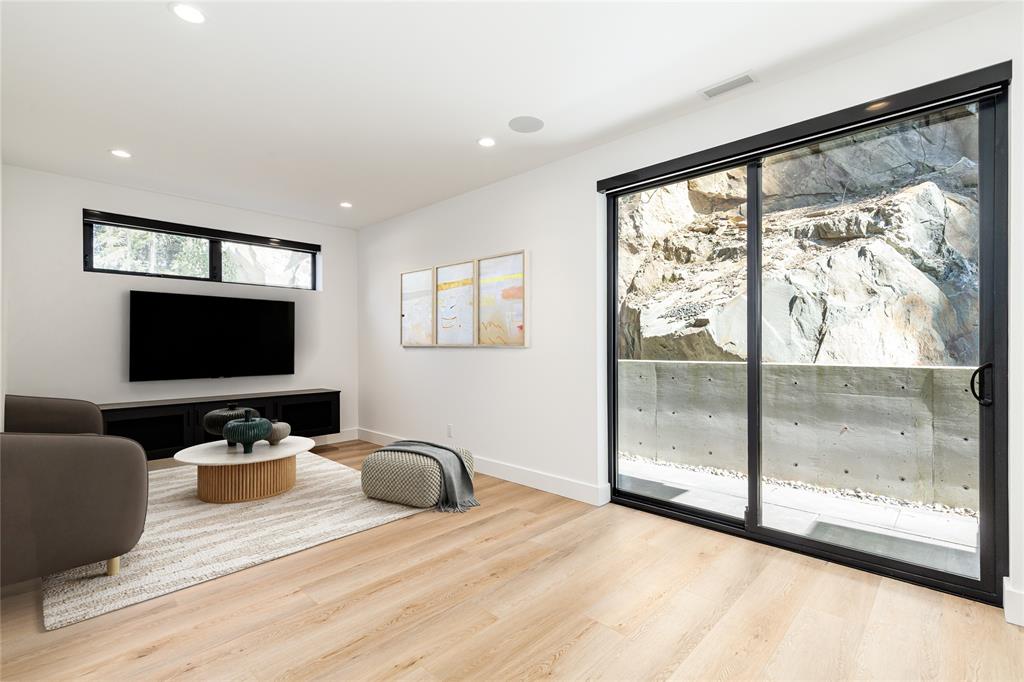 #20 – 2077 Garibaldi Way