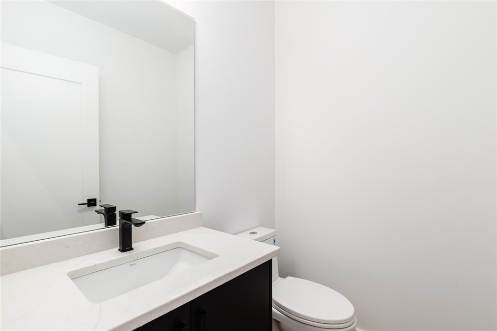 #20 – 2077 Garibaldi Way