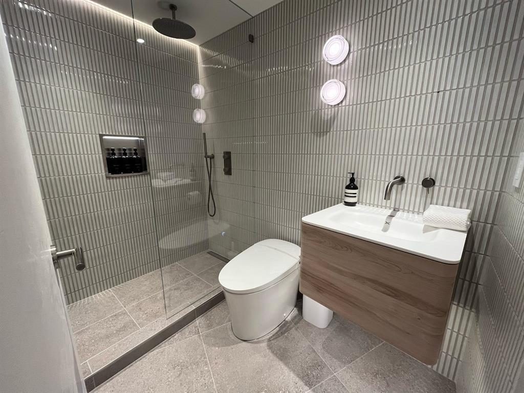 #215 – 4360 Lorimer Road