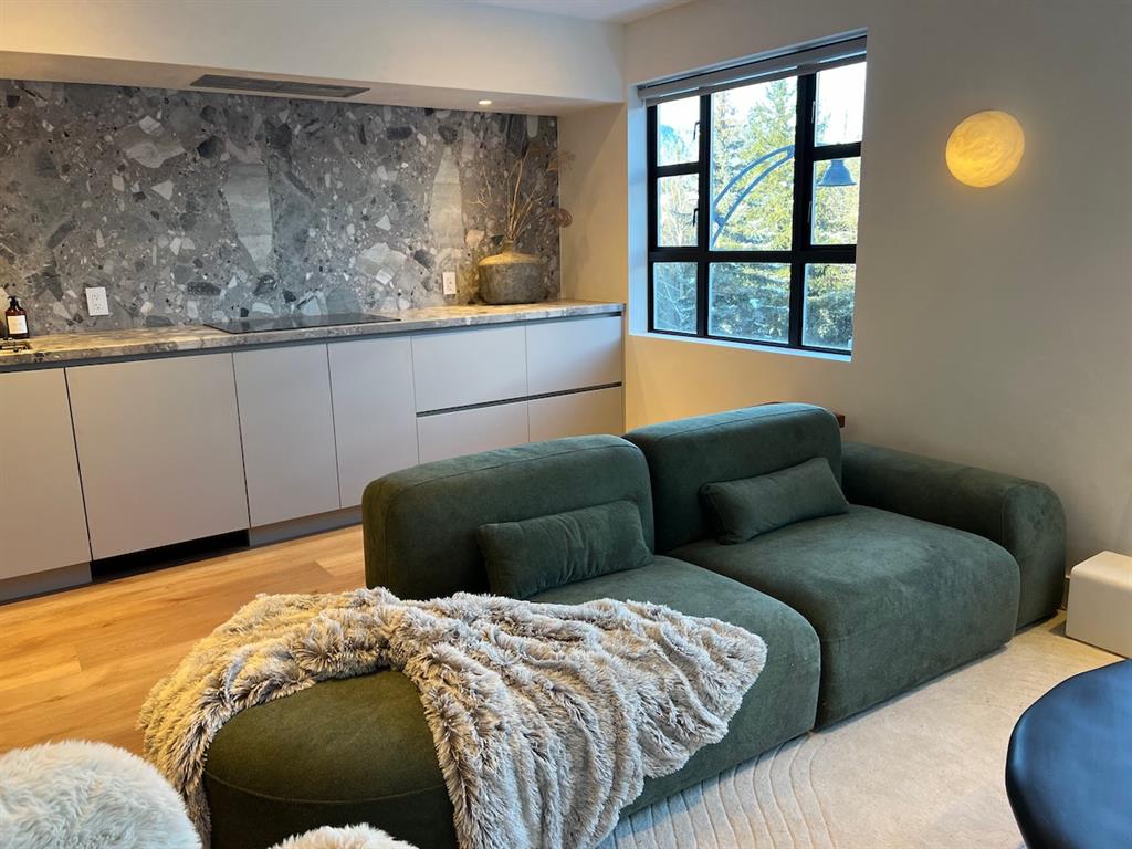 #215 – 4360 Lorimer Road