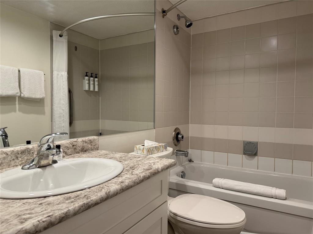 #231 – 2050 Lake Placid Road