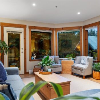 #3 – 4725 Spearhead Drive