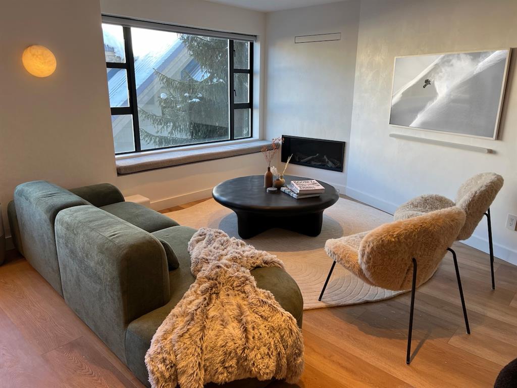 #215 – 4360 Lorimer Road