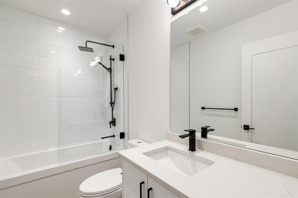 #18 – 2077 Garibaldi Way