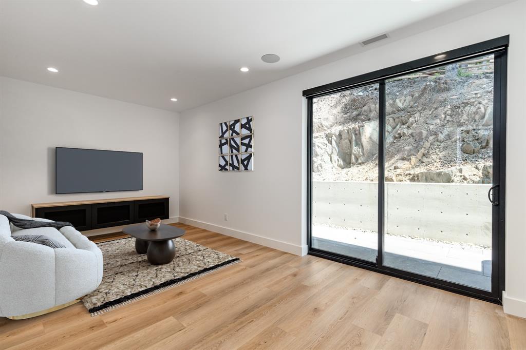 #18 – 2077 Garibaldi Way