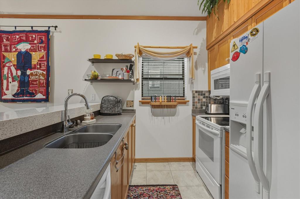 #202 – 3050 Hillcrest Drive