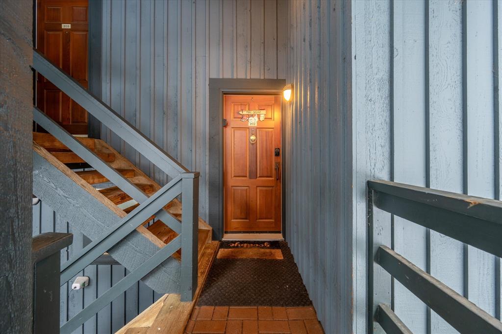 #202 – 3050 Hillcrest Drive