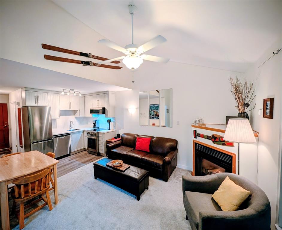 #216 – 3070 Hillcrest Drive