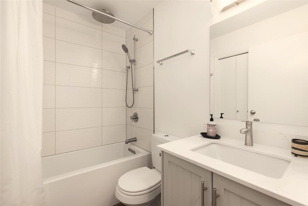 #216 – 3070 Hillcrest Drive