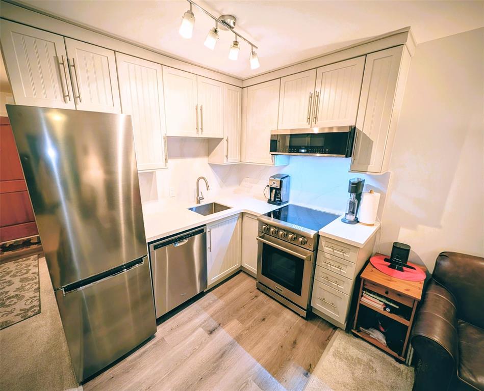 #216 – 3070 Hillcrest Drive