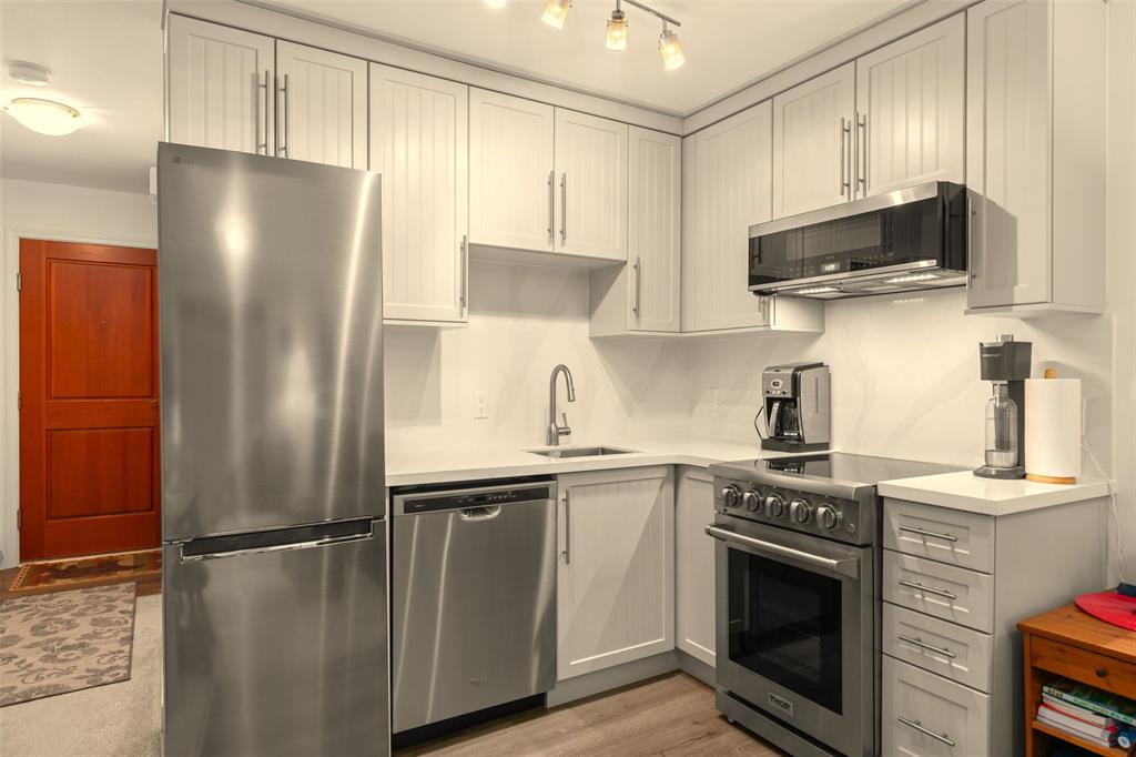 #216 – 3070 Hillcrest Drive