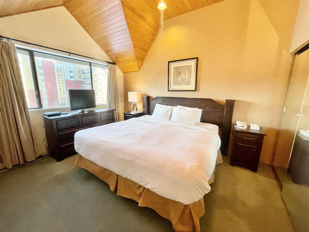 #906 – 4293 Mountain Square