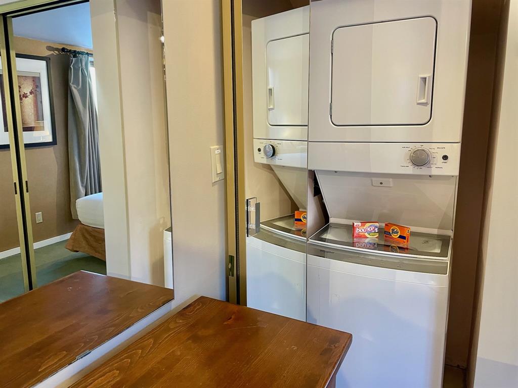 #906 – 4293 Mountain Square