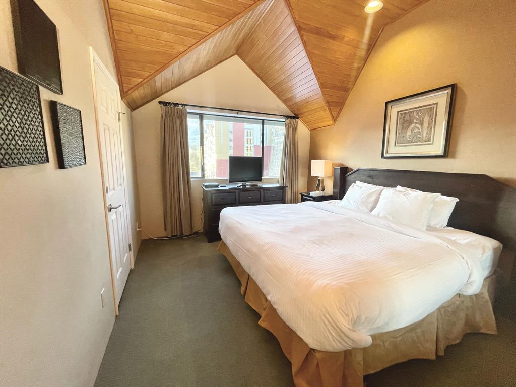 #906 – 4293 Mountain Square