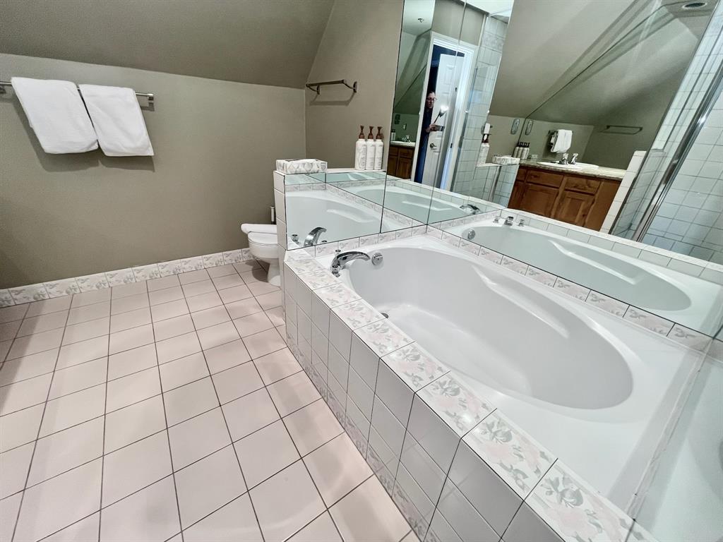 #906 – 4293 Mountain Square