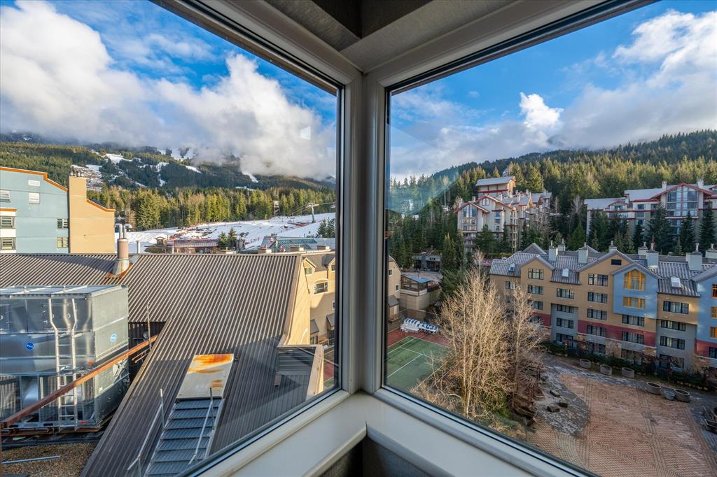 #709/711 – 4050 Whistler Way