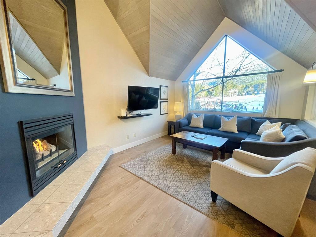 #902 – 4293 Mountain Square