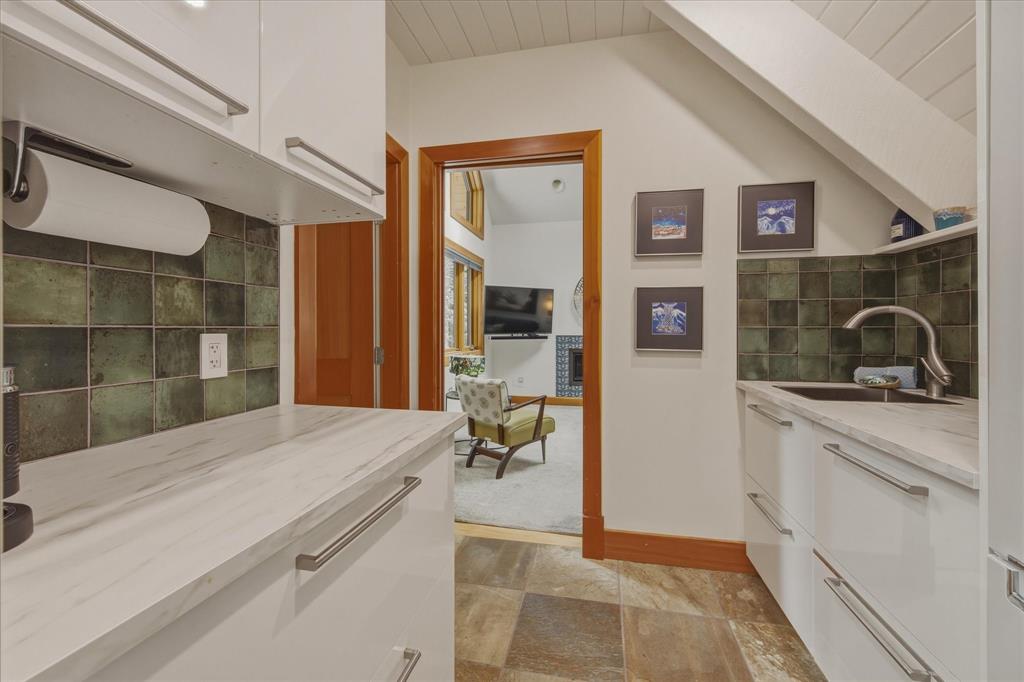 6725 Crabapple Drive