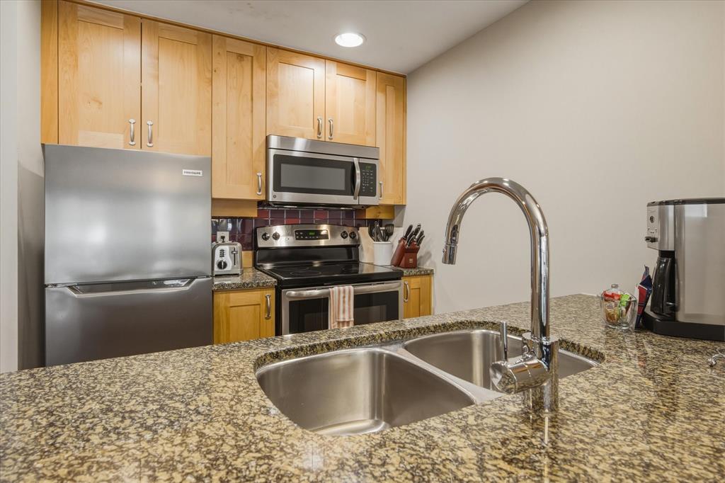 #416C – 2036 London Lane