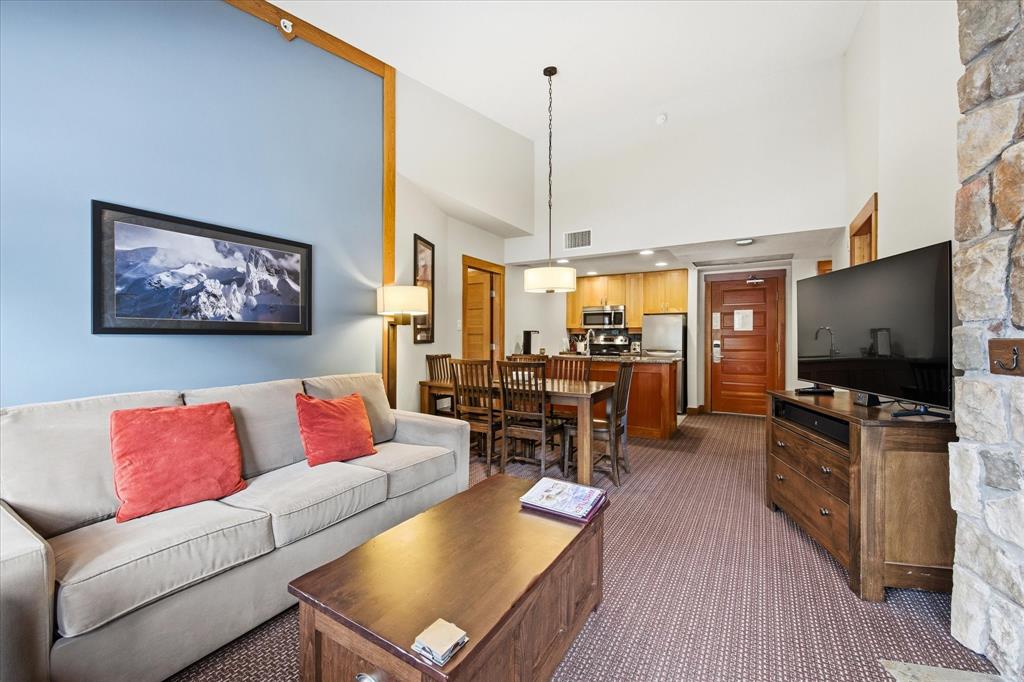 #637B – 2036 London Lane