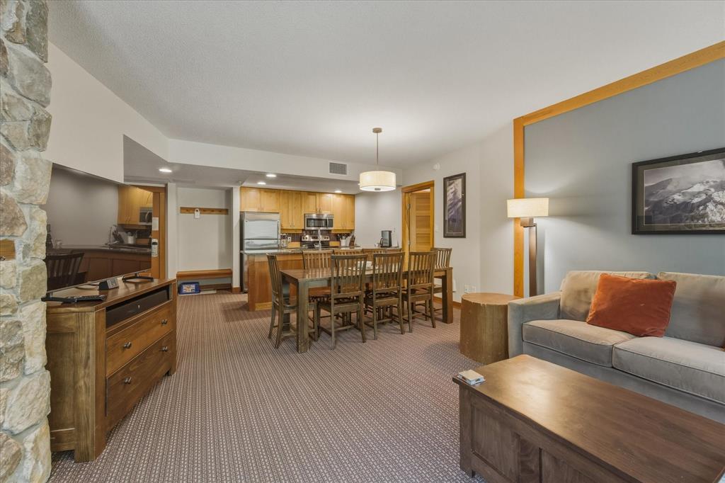 #432C – 2036 London Lane