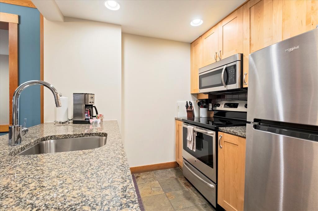 #215C – 2036 London Lane
