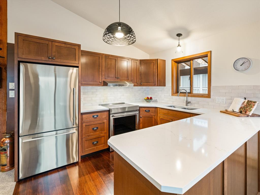 2318 Cayley Close