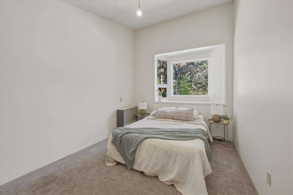 3106 Tyrol Crescent