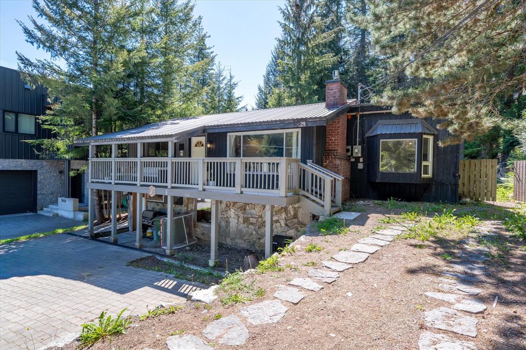 3106 Tyrol Crescent