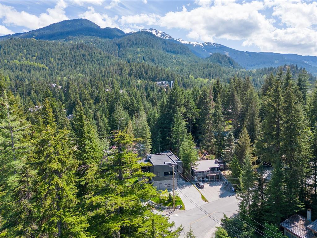 3106 Tyrol Crescent
