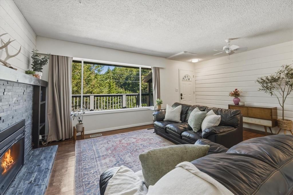 3106 Tyrol Crescent