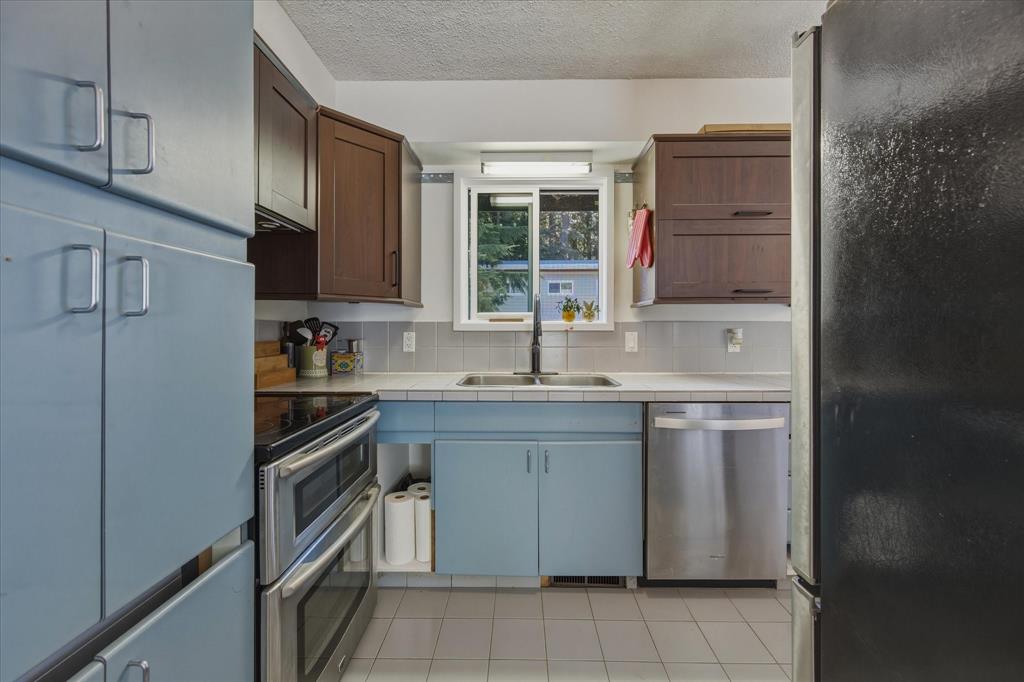 3106 Tyrol Crescent