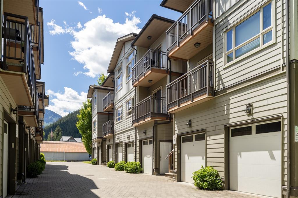 #7 – 7450 Propsect Street