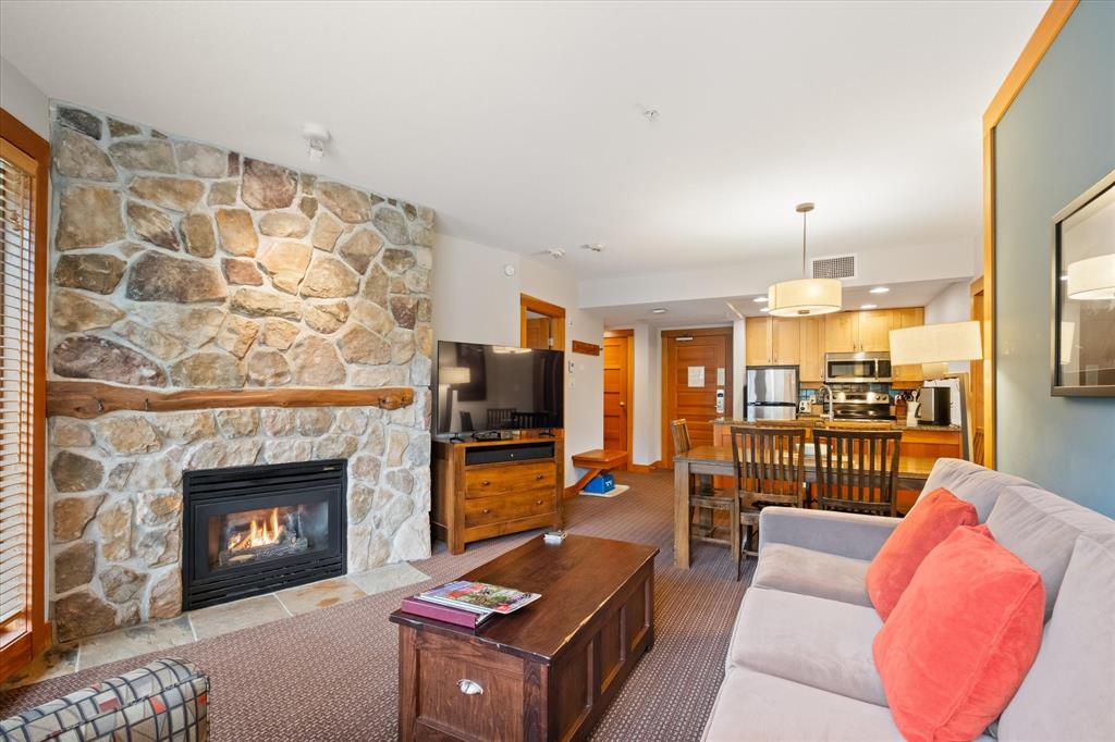 #422A – 2036 London Lane