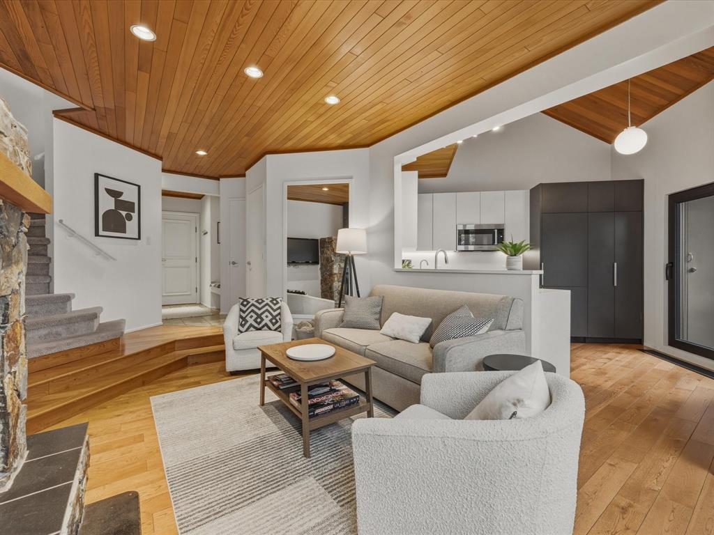 #5 – 4201 Sunshine Place
