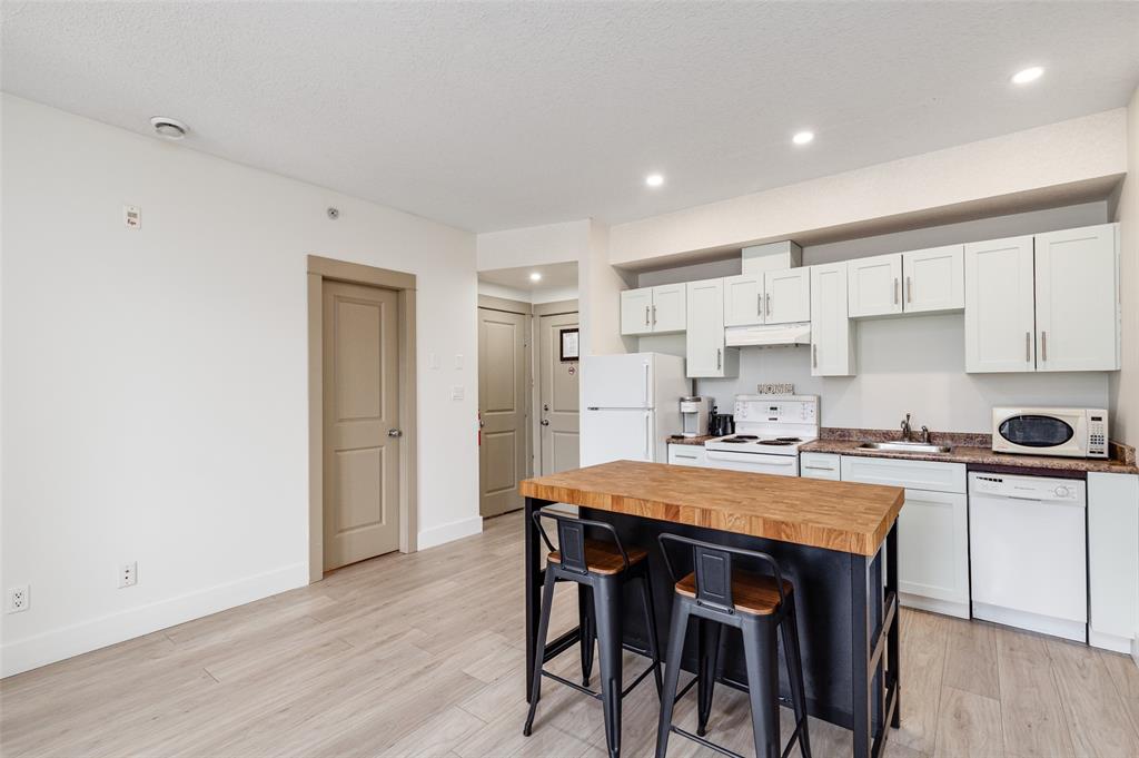 #309 – 7330 Arbutus Street