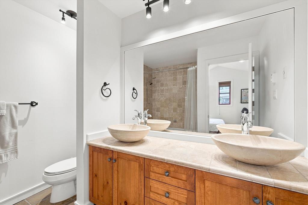 #40 – 4652 Blackcomb Way