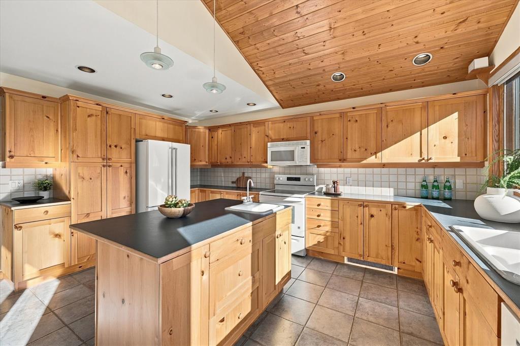 9282 Emerald Drive