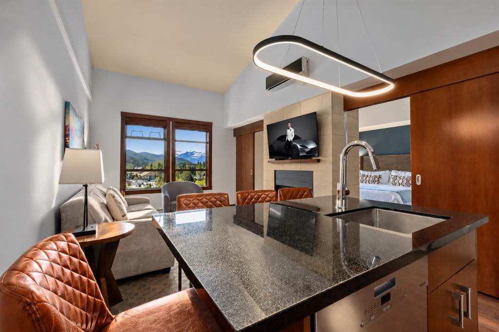 #404A – 2020 London Lane