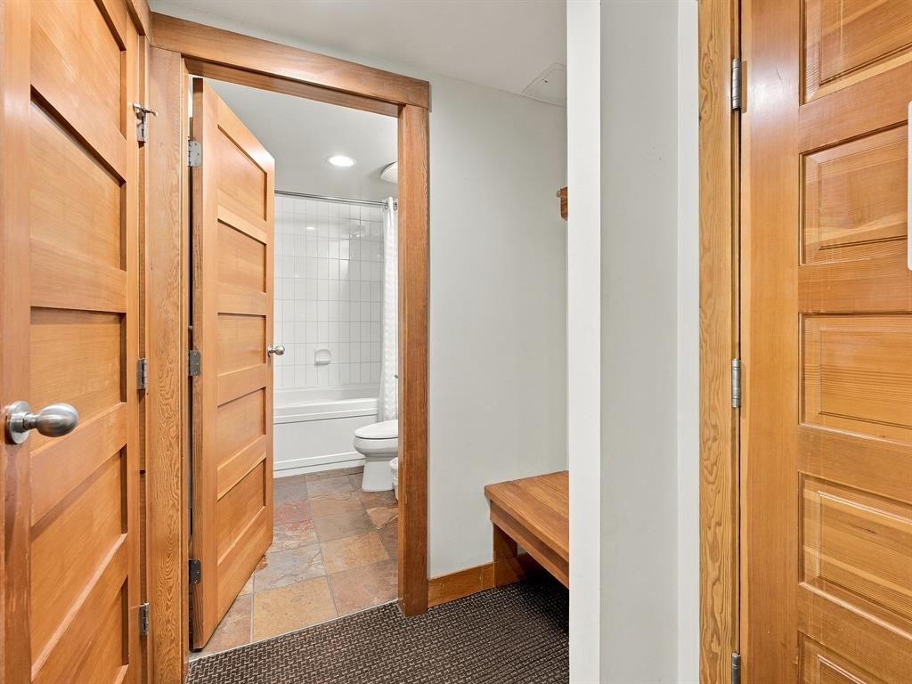 #418B – 2036 London Lane